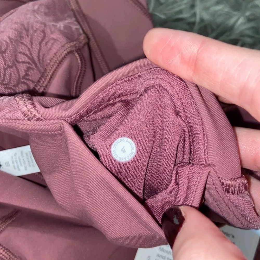 NEW - Lululemon (discontinued) leggings - Picture 11 of 12